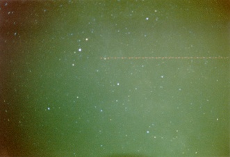 Das Sternbild Adler mit der Spur eines Flugzeugs